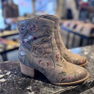 Sofft leather Embroidered Floral Ankle Boots - Gray
